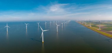 Ocean Wind Farm 'da drone görüntüsü. Okyanustaki yel değirmeni çiftliği. Denizdeki açık deniz rüzgar türbinleri. Hava görüntüsünden rüzgar türbini,