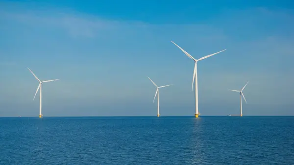 海洋风电场 海洋中的风车农场 海上风力涡轮机 从空中看风力涡轮机 — 图库照片