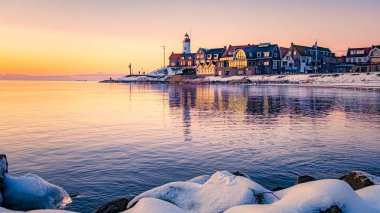 Hollanda Deniz Feneri Kış boyunca Hollanda 'da gün batımında kar yağarken