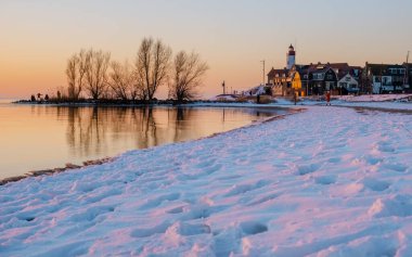 Hollanda Deniz Feneri kışın Hollanda 'da akşam saatlerinde kar yağarken