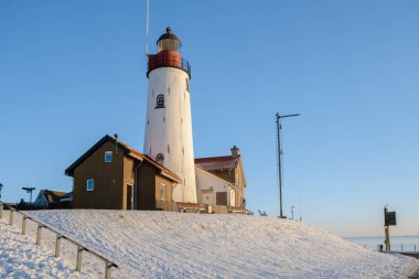Hollanda Deniz Feneri. Kış boyunca Hollanda 'da kar yağışı var.