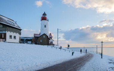 Hollanda Deniz Feneri kışın Hollanda 'da karla kaplanır. Hollanda 'da karlı dondurucu soğuk