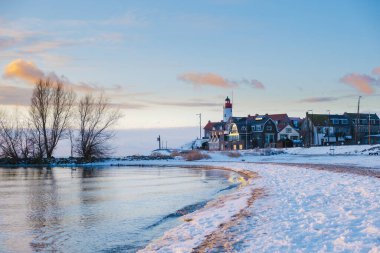 Hollanda Deniz Feneri kışın Hollanda 'da karla kaplanır. Hollanda 'da karlı dondurucu soğuk