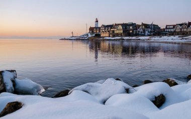 Hollanda Deniz Feneri, kışın Hollanda 'da kar yağışıyla.