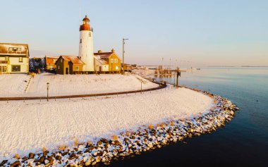 Hollanda Deniz Feneri kışın Hollanda 'da soğuk kar havası ile birlikte.