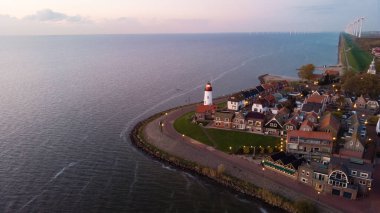 Hollanda 'da gün batımında Urk Hollanda Deniz Feneri.