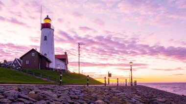 Hollanda 'nın Urk Hollanda deniz feneri Hollanda' da gün batımında güzel mor bir gökyüzü ile