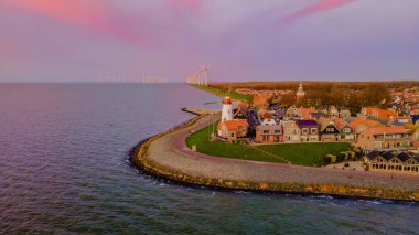 Hollanda 'nın Urk Hollanda deniz feneri Hollanda' da gün batımında güzel mor bir gökyüzü ile