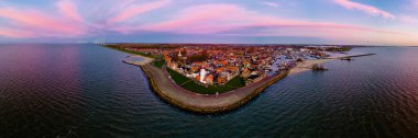 Hollanda 'da günbatımında Hollanda Deniz Feneri' nde panoramik manzara.