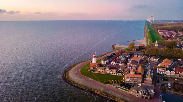 Hollanda 'da gün batımında Urk, Hollanda Deniz Feneri' ndeki eski balıkçı köyünde gün batımı..