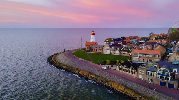 Hollanda 'da gün batımında Urk Hollanda Deniz Feneri' nde akşam ışığı.
