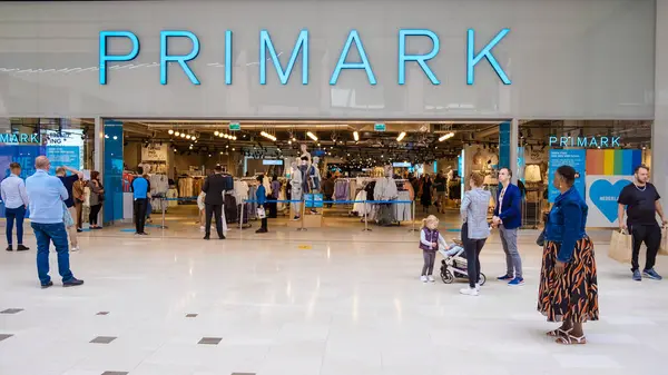 Utrecht Hollanda 23 Mayıs 2020, alışveriş merkezi Hoog Catharijne yoğun bir hafta sonu tabelası, alışveriş merkezinin önündeki Primark tabelası