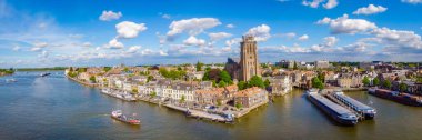 Dordrecht Hollanda, Hollanda 'nın Maas nehri kıyısındaki eski Dordrecht şehrinin silueti.