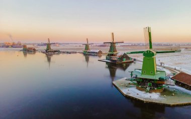 Zaanse Schans Hollanda 'daki İHA hava görüntüsü. Gün batımında Hollanda' nın bir yel değirmeni köyü.