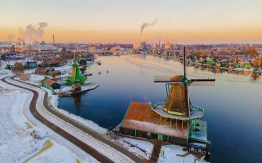 Zaanse Schans Hollanda 'daki İHA hava görüntüsü. Gün batımında Hollanda' nın bir yel değirmeni köyü.