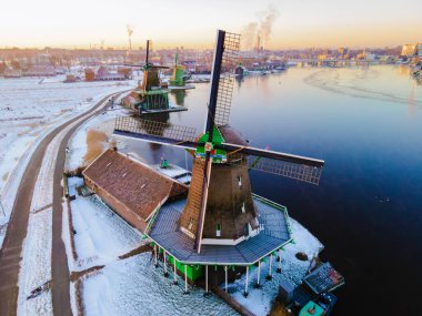 Zaanse Schans Hollanda 'da gün doğumunda kış boyunca Hollanda' da bir yel değirmeni köyü, Zaanse Schans Zaandam 'ın tarihi rüzgar değirmenlerine insansız hava aracı manzarası