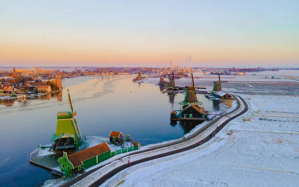 Zaanse Schans Hollanda Gün doğumunda bir Hollanda yel değirmeni köyü