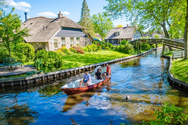 Giethoorn Nederland Mei 2020 Toeristen Met Boten Bezoeken Het Beroemde — Stockfoto