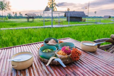 Güneş doğarken yeşil çeltik tarlasıyla Tayland kahvaltısı yeşil pirinç tarlasında pirinç çorbası.