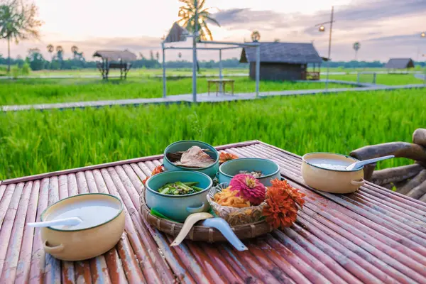 Thajská Snídaně Zeleným Rýžovým Poli Při Východu Slunce Rýžová Polévka — Stock fotografie