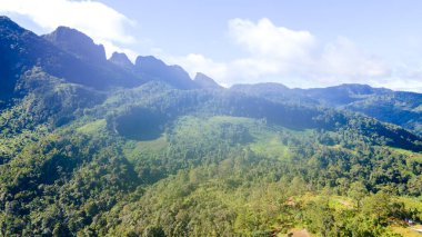 Tayland, Chiang Mai 'deki Doi Luang Chiang Dao dağ tepelerinde kamp ve bambu kulübeleri olan bir turist köyü. Seyahatlerde ve tatillerde doğa manzarası. Doi Lhung Chiang Dao Bakış açısı