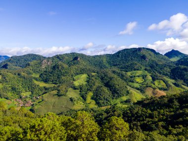 Chiang Mai, Tayland 'daki Doi Luang Chiang Dao dağ tepeleri. Seyahatlerde ve tatillerde doğa manzarası. Doi Lhung Chiang Dao 'nun bakış açısı güneşli bir günde