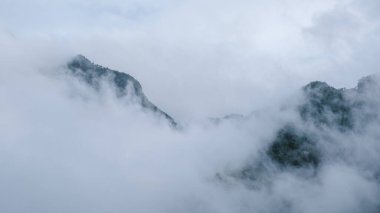 Chiang Mai, Tayland 'daki Doi Luang Chiang Dao dağ tepeleri. Seyahatlerde ve tatillerde doğa manzarası. Yağmur mevsiminde sisli ve sisli dağ zirvesi