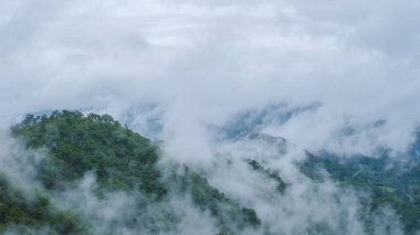 Chiang Mai, Tayland 'daki Doi Luang Chiang Dao dağ tepeleri. Seyahatlerde ve tatillerde doğa manzarası. Doi Lhung Chiang Dao Bulutlu ve sisli yağmur mevsiminde