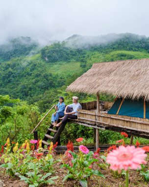 Chiang Mai, Tayland 'daki Doi Luang Chiang Dao dağ tepeleri. Yağmur mevsiminde sis ve sisle kamp yapmaya giden çift.