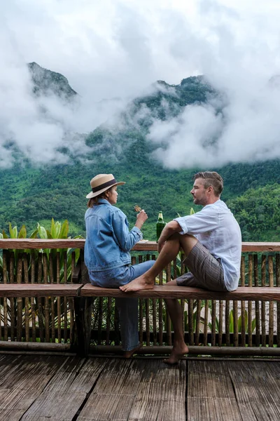 Chiang Mai, Tayland 'daki Doi Luang Chiang Dao dağ tepeleri. Yağmurlu mevsimde sis ve sisle dağlarda kamp yapan bir çift.