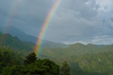 Phayao bölgesindeki Phu Langka Ulusal Parkı 'nın dağ manzaralı gökkuşağı. Kuzey Tayland 'daki Phu Langka Dağları