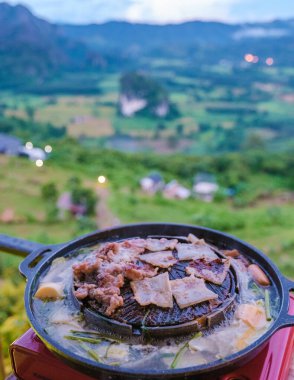 Phayao eyaletindeki Phu Langka Ulusal Parkı 'nın dağ manzaralı Thai bbq' ı. Kuzey Tayland 'daki Phu Langka Dağları