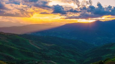 Chiang Rai Kuzey Tayland 'ın Doi Chang Dağları, Doi Chang' in doğal dağ manzarası, Chiang Rai Eyaleti, Tayland gün batımında
