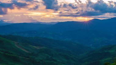 Chiang Rai Kuzey Tayland 'ın Doi Chang Dağları, Doi Chang' in doğal dağ manzarası, Chiang Rai Eyaleti, Tayland gün batımında
