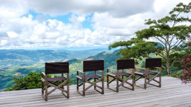 Arka arkaya 4 kamp çadırı Chiang Rai Kuzey Tayland 'daki Doi Chang Dağları' nın yeşil dağlarına bakıyor., 