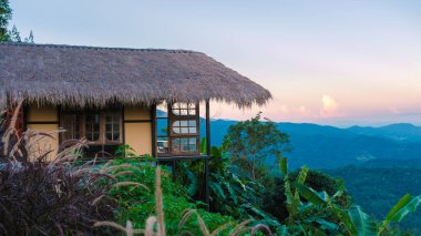 Chiang Rai Kuzey Tayland 'daki Doi Chang dağlarında ev, dağlarda bambu ahşap kulübe, gün batımında kulübe.