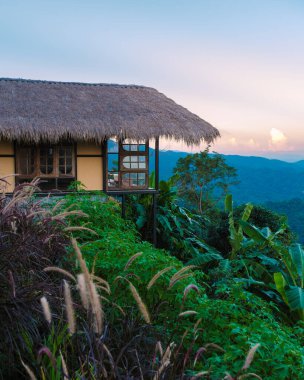Chiang Rai Kuzey Tayland 'ın Doi Chang dağlarında bir ev, dağlarda bambu ahşap kulübe, Kuzey Tayland dağlarında gün batımında bir kulübe.