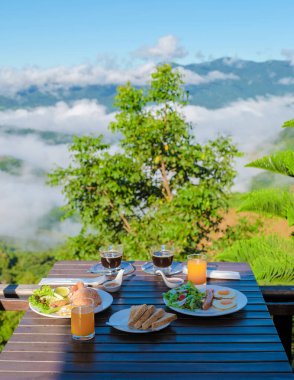 Tatil sırasında Chiang Rai Kuzey Tayland dağları manzaralı kahvaltı masası. Doi Chang Dağı