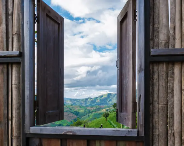 Vista Attraverso Una Finestra Legno Sulle Verdi Montagne Doi Chang — Foto Stock