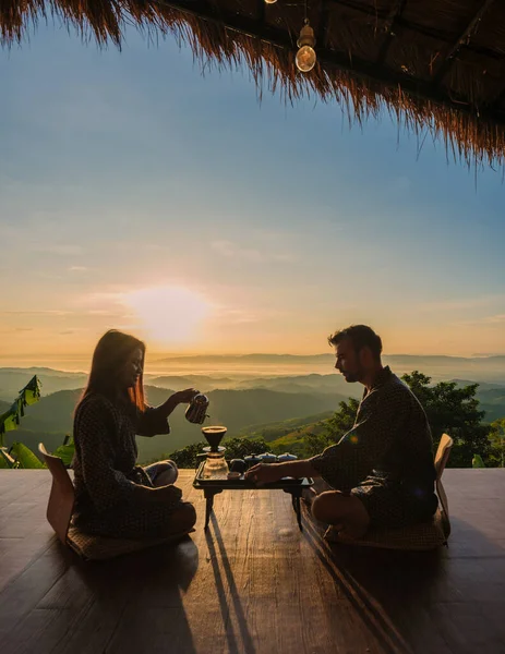タイで休暇中の男性と女性が朝にドリップコーヒーで目覚め ドイチャンチェンライタイの山々を見ると — ストック写真