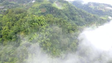 Samoeng Orman Parkı, bulutlu ve sisli dağların muhteşem manzarası, Mae Sa Vadisi Döngüsü Chiang Mai Tayland