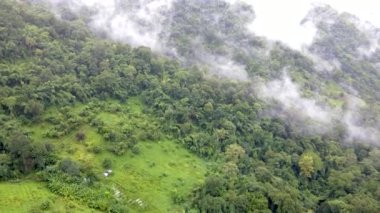 Samoeng Orman Parkı, bulutlu ve sisli dağların muhteşem manzarası Mae Sa Vadisi Döngüsü Chiang Mai Tayland. Sis ve sisli yeşil dağlar