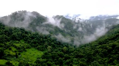Samoeng Orman Parkı, bulutlu ve sisli dağların muhteşem manzarası, Mae Sa Vadisi Döngüsü Chiang Mai Tayland Yağmurlu bir günde