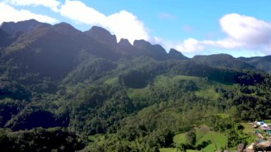 Chiang Mai, Tayland 'daki Doi Luang Chiang Dao dağ tepeleri. Seyahatlerde ve tatillerde doğa manzarası. Doi Lhung Chiang Dao Bakış açısı