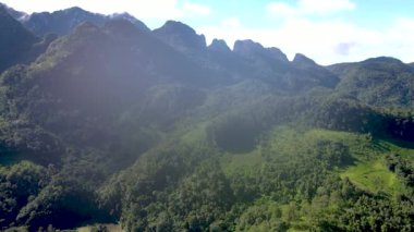 Chiang Mai, Tayland 'daki Doi Luang Chiang Dao dağ tepeleri. Seyahatlerde ve tatillerde doğa manzarası. Doi Lhung Chiang Dao Bakış açısı
