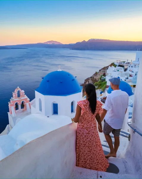 Couple Regardant Coucher Soleil Vacances Santorin Grèce Les Hommes Les — Photo