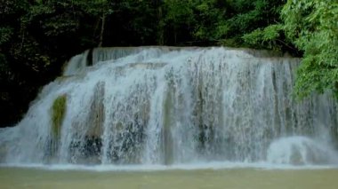 Erawan Şelalesi Tayland, Tayland 'da güzel bir orman şelalesi. Yağmur mevsiminde Tayland 'daki Ulusal Park' ta Erawan Şelalesi