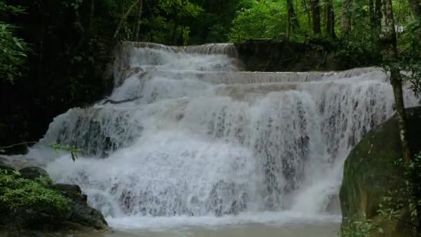 タイのエラワン滝 タイの美しい深い森の滝 タイ国立公園のエラワン滝 — ストック動画