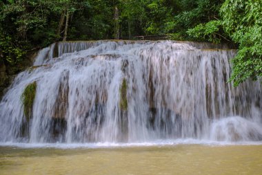 Erawan Şelalesi Tayland, Tayland 'da güzel bir orman şelalesi. Yağmur mevsiminde Ulusal Park 'ta Erawan Şelalesi