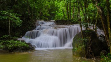 Erawan Şelalesi Tayland, Tayland 'da güzel bir orman şelalesi. Ulusal Park 'ta Erawan Şelalesi. Şelaleli yeşil orman